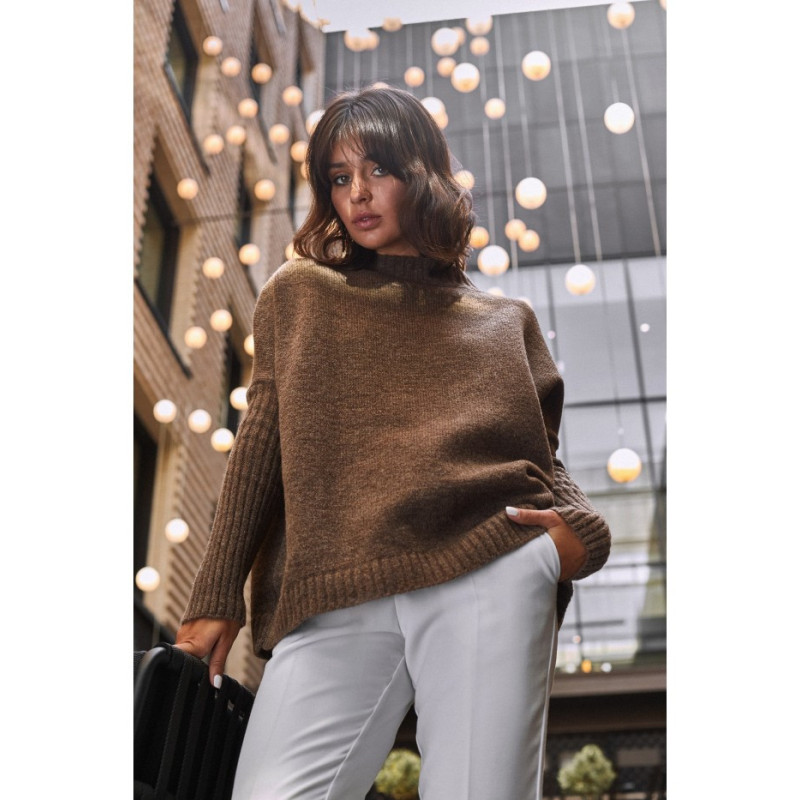 BK009 Thick sweater with ribbed sleeves - caramel