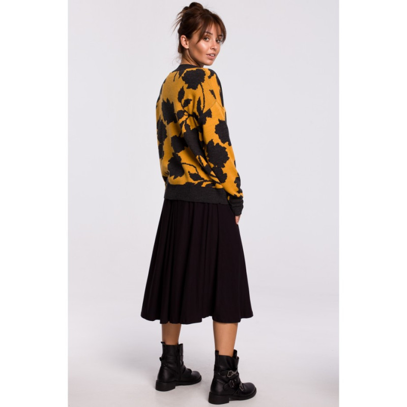 BK056 Sweater with flowers - model 3