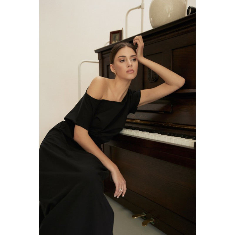 B264 Maxi dress with neckline and elastic waistband - black